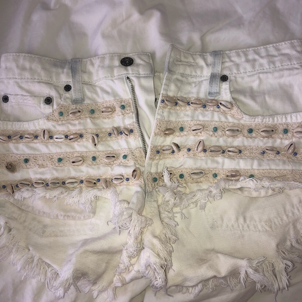CARMAR SIZE 26 SHELL SHORTS white jean